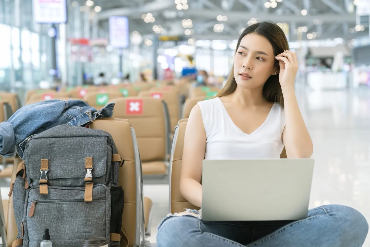 Voyageuse attendant son transfert VTC à l'aéroport de Toulouse-Blagnac